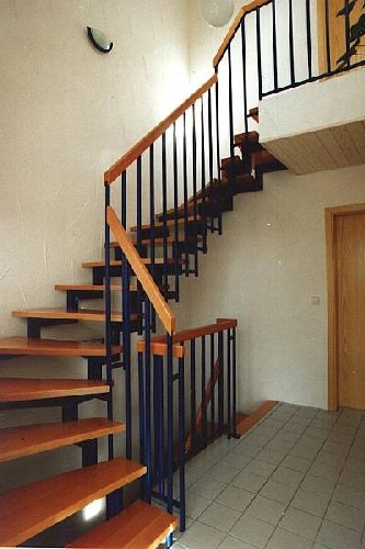 Zweiholmtreppe mit Metallgeländer