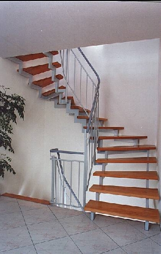 Zweiholmtreppe mit mitlaufendem Geländer in weiß mit Edelstahlhandlauf