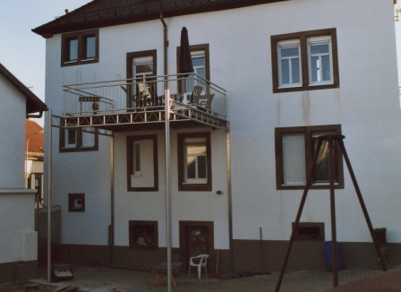  Balkongeländer in Edelstahl an einem Edelstahlbalkon, der nachträglich angebaut ist