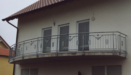 gebogenes Außengeländer verzinkt