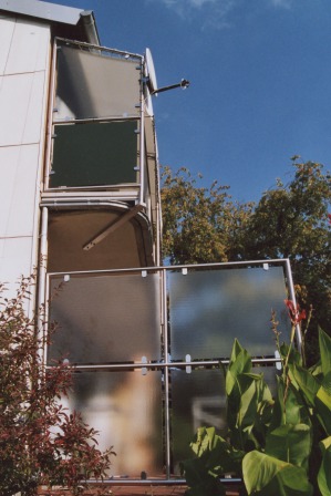 Überdachung an einem Betonbalkon