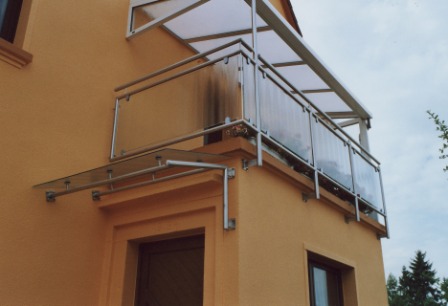 Überdachung an einem seitlichen Hauseingang mit darüberliegender Terrasse