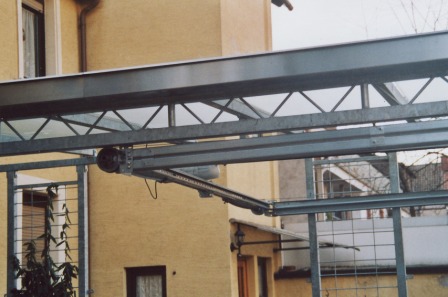 Überdachung mit einem Gitterträgerrahmen als Carport